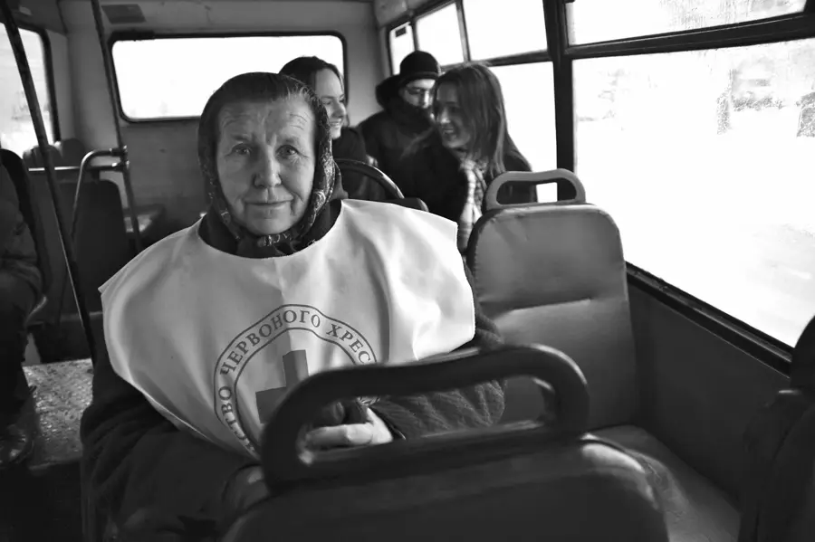 Alte Frau im Kleinbus des Roten Kreuzes