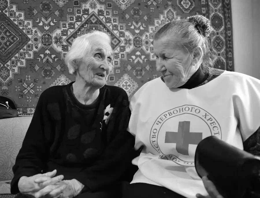 Zwei Frauen im Gespräch auf dem Sofa
