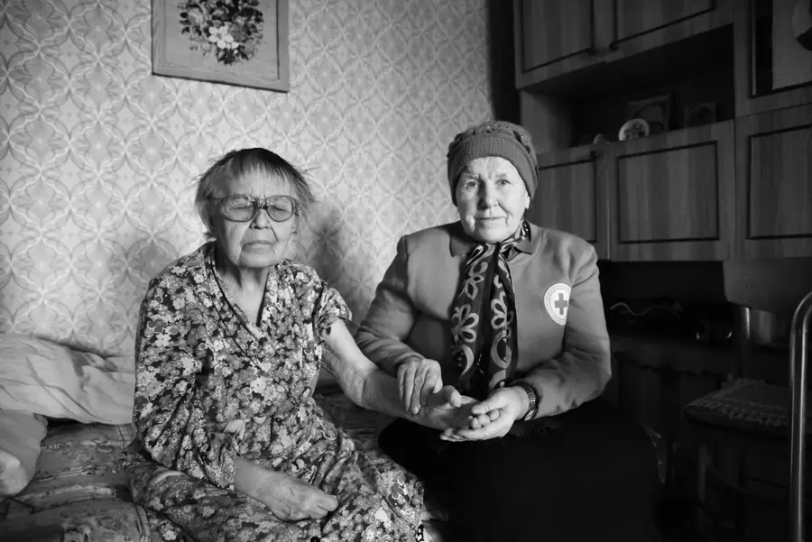 Zwei alte Frauen halten sich an den Händen