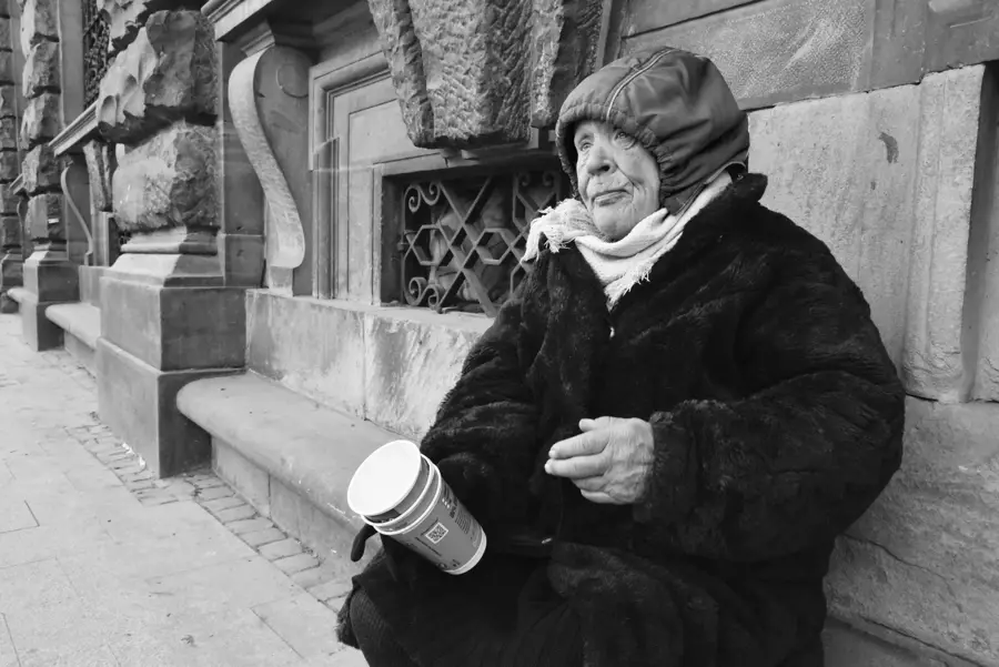 Frau mit Mütze und Becher auf einer Bank