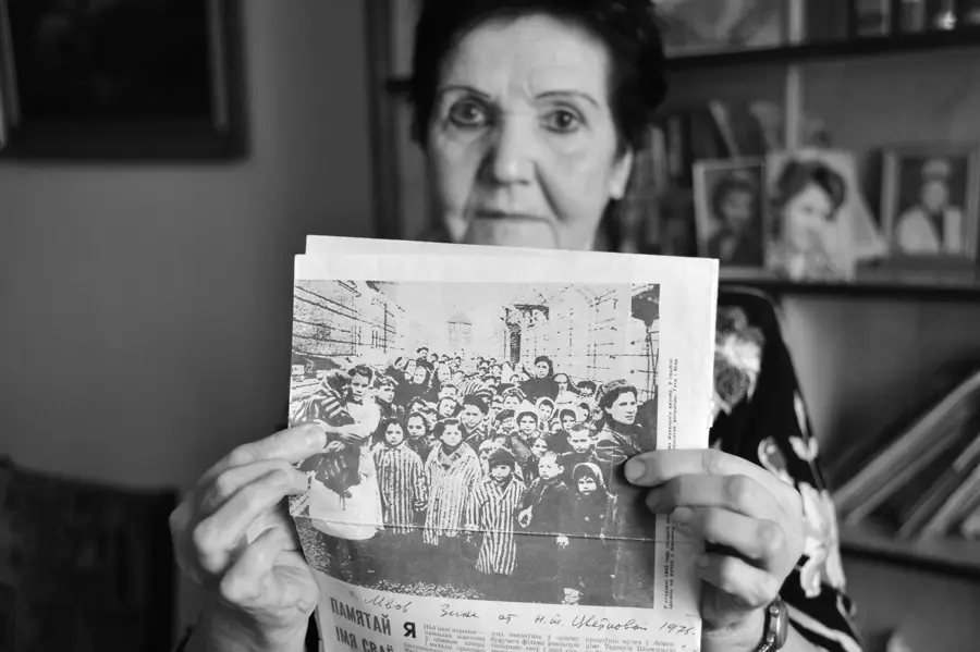 Frau hält ein altes Zeitungsfoto in den Händen