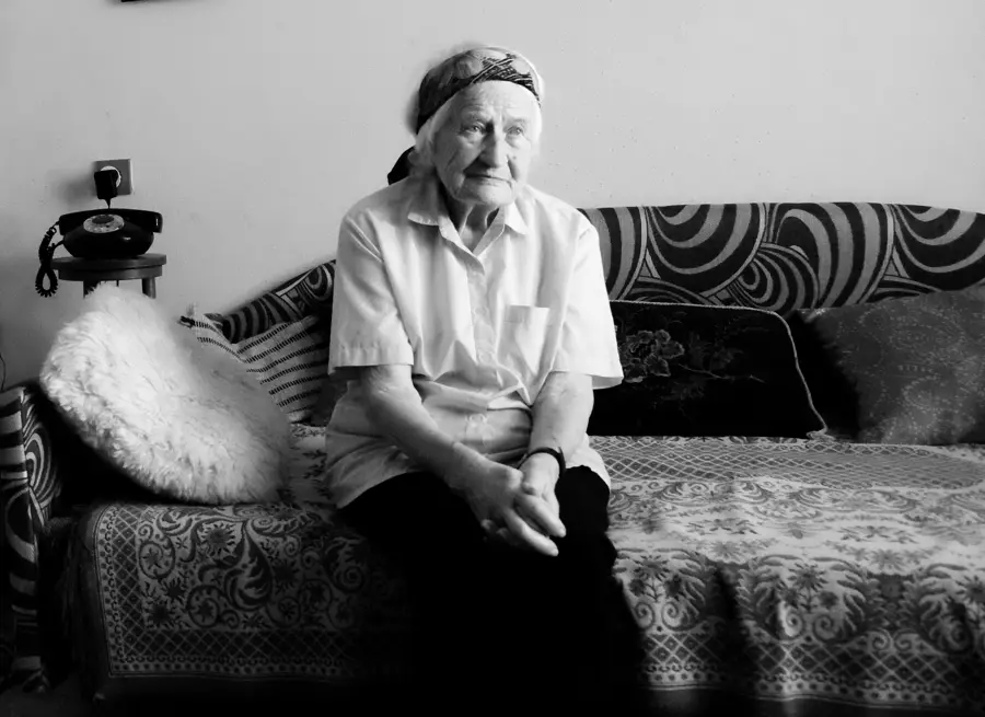 Seniorin auf ihrem Sofa